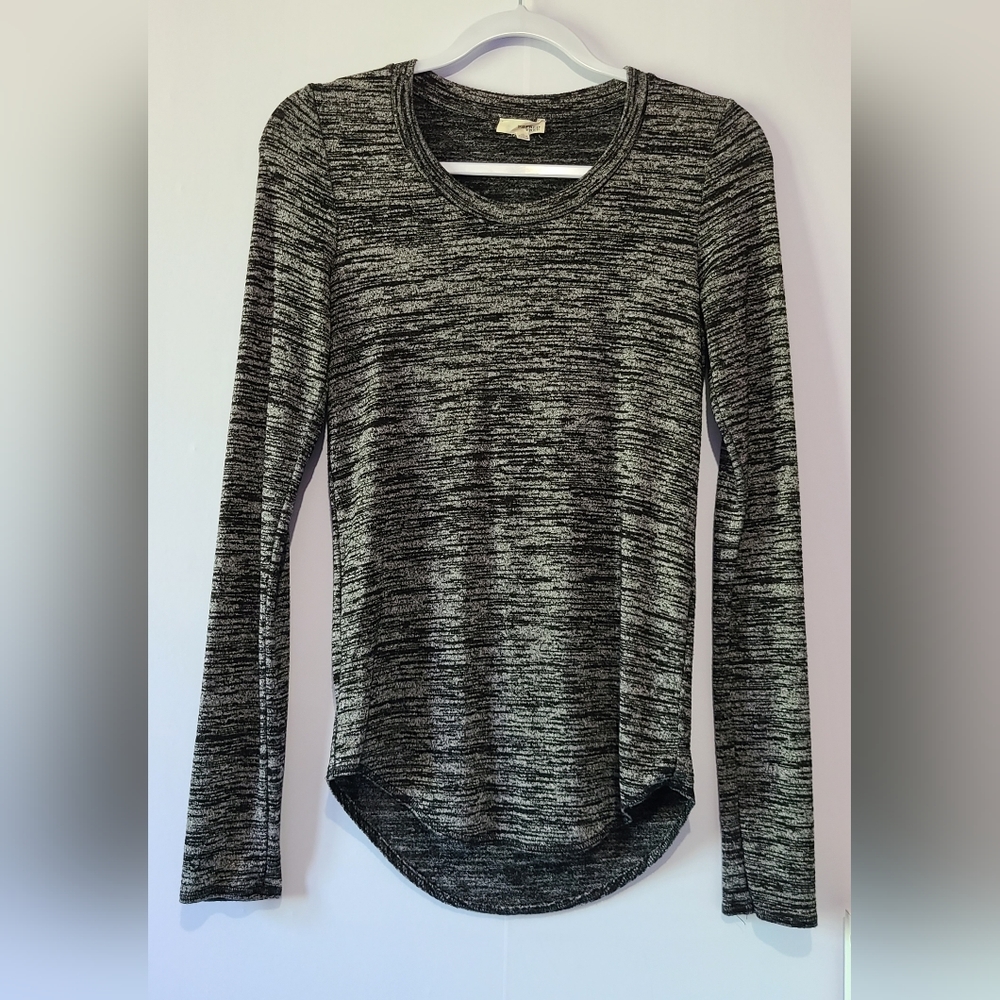 Wilfred Free Aritzia Agdal long sleeve v-neck relaxed fit shirt, sz M (PTP 16") - Picture 1 of 8
